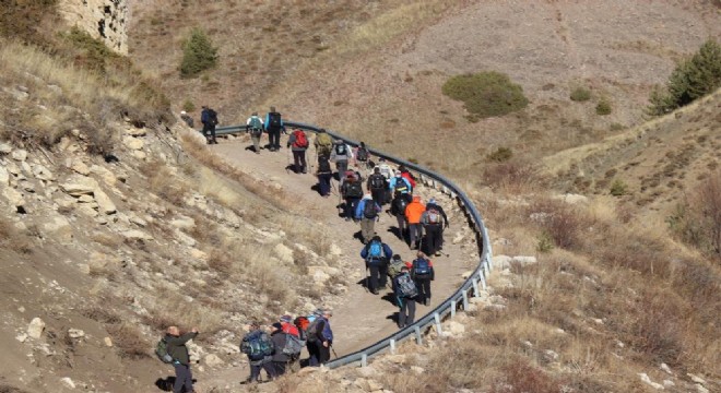  Öğretmenler Günü  anısına yürüdüler