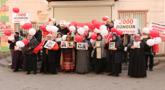 2 bin gündür evlatları için nöbetteler