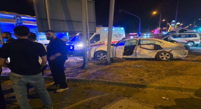 Bingöl yolunda otomobil ile tır çarpıştı: 5 yaralı