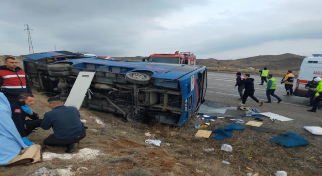 Cezaevi nakil aracı devrildi