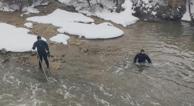 Dalgıçlar Karasu’da kayıp öğretmeni arıyor