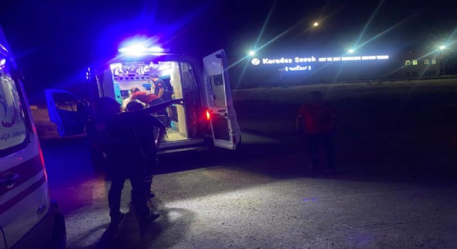 Erzincan yolunda tırla otomobil çarpıştı: 4 yaralı