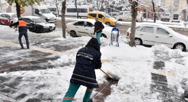 Erzurum’da karla mücadele devam ediyor