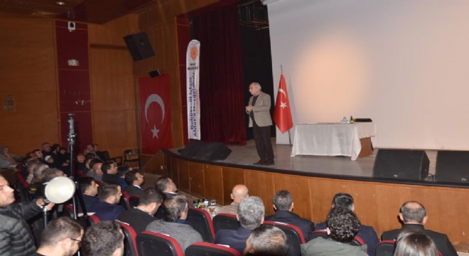 Genç Ahlat'ta şiirlerini paylaştı