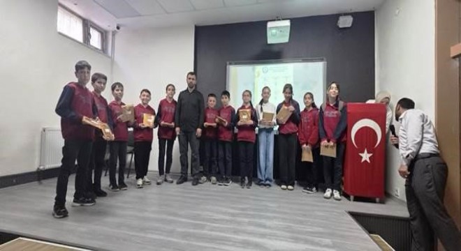 Gençler Resûlullah a sevgide yarıştı