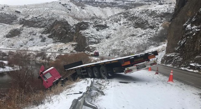 Horasan - Kars karayolunda tır kazası: 1 yaralı