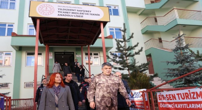 Karaburun okul önlerindeki uygulamaları denetledi