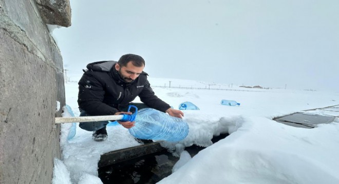 Karayazı'da su dondu, vatandaş çeşmelere koştu