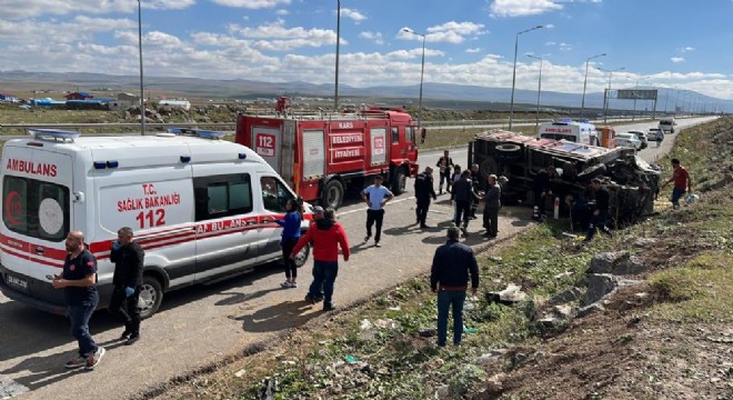 Kars yolunda minibüs ile kamyon çarpıştı: 4 yaralı