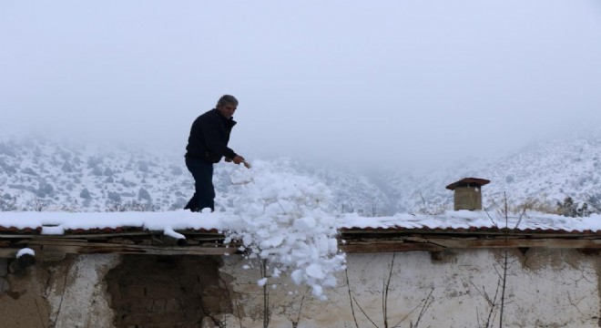 Köylerde kar kürüme mesaisi