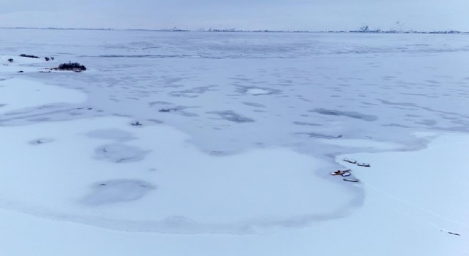 Nazik Gölü tamamen dondu