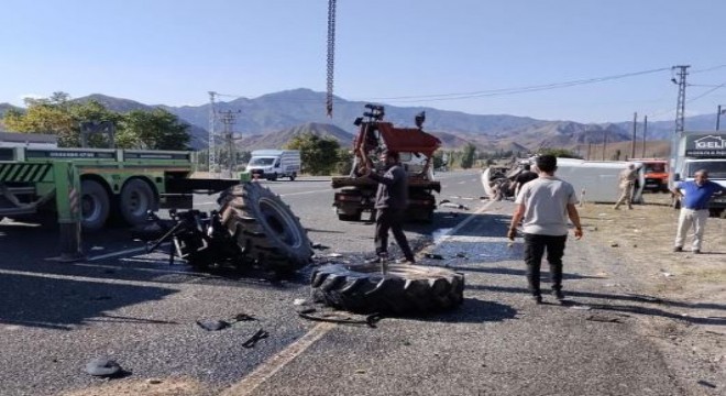 Oltu Ardahan yolunda minibüsle traktör çarpıştı: 3 yaralı