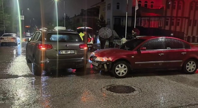 Palandöken'de kavşakta otomobiller çarpıştı: 1 yaralı