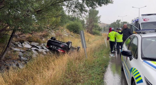 Pasinler yolunda belediye aracı devrildi: 2 yaralı