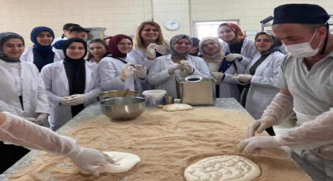 Ramazan pidesinin üretimini yerinde gördüler