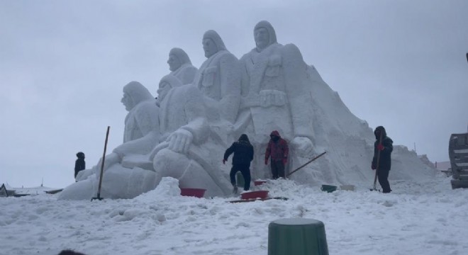 Sarıkamış'ta kardan heykellerin yapımı tamamlandı