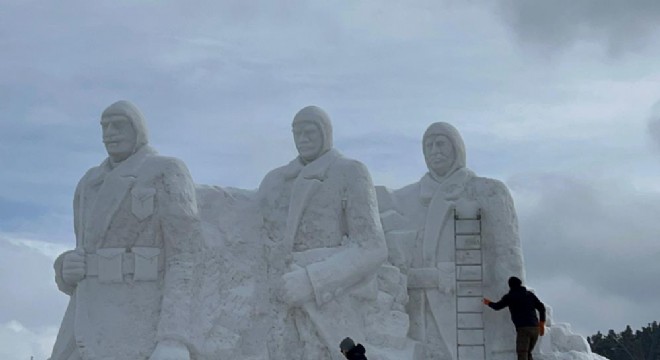 Şehitlerin kardan heykelleri tamamlanıyor