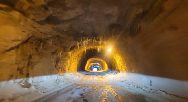 Taş Yolu buzla kaplandı