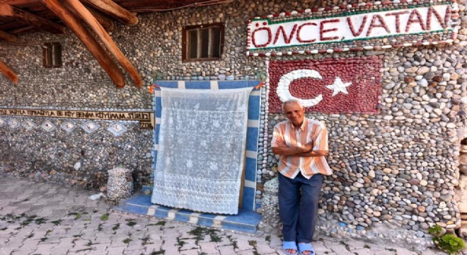 Topladığı binlerce taşı sanat eserine dönüştürdü