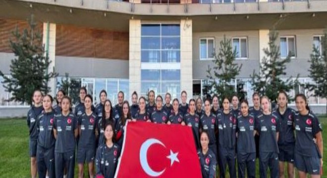 U17 Kız Millî Takımı Erzurum'da milli coşkuyu paylaştı