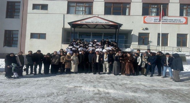 Veliler öğrencilerin karne sevincini paylaştı