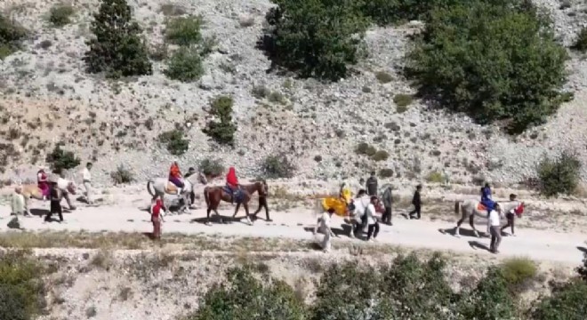 Yaşatılan gelenek: Atlı düğün alayı