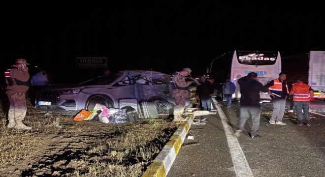 Yolcu otobüsü ile SUV tipi araç çarpıştı: 1'i ağır 7 yaralı