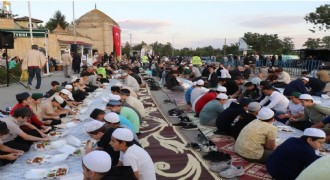 Erzincan’da Vakıflardan Terzibaba Sofrasında Ramazan iftarı