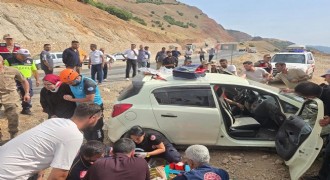 Bingöl yolunda otomobil yoldan çıktı: 3 yaralı