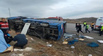 Cezaevi nakil aracı devrildi