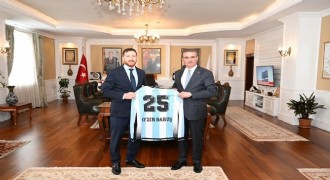 Dal’dan Vali Baruş’a 25 numaralı forma hediyesi