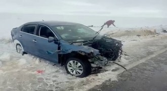 Karayazı'da otomobille tır çarpıştı: 2 yaralı