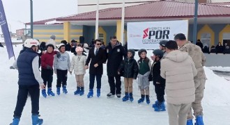 Kaymakam Demirkol çocukların gönlünü kazandı