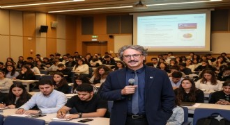 Prof. Dr. Bünyamin Aydemir’den Tiyatronun yeni sezonunda Gazze’ye hassasiyet çağrısı