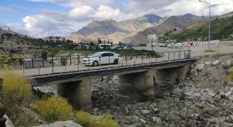 Tortum Şelalesi girişindeki köprü yenilenmeyi bekliyor
