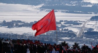 Türkiye şehitleriyle yürüyor