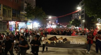 Vanlılar Demokrasi nöbetine koştu