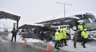 Yolcu otobüsü polis noktasına çarptı: 4 polis yaralandı