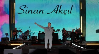 Kültür Yolu Festivalinde Sinan Akçıl sahne aldı.