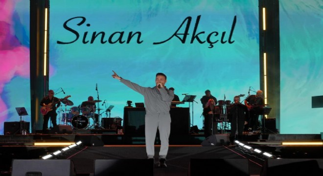 Kültür Yolu Festivalinde Sinan Akçıl sahne aldı.