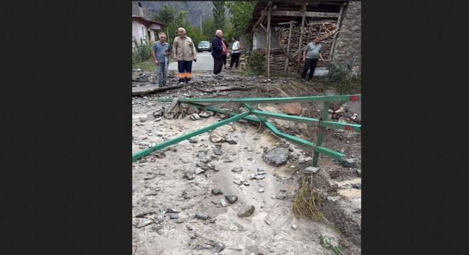Uzundere'de aşırı yağış sel getirdi